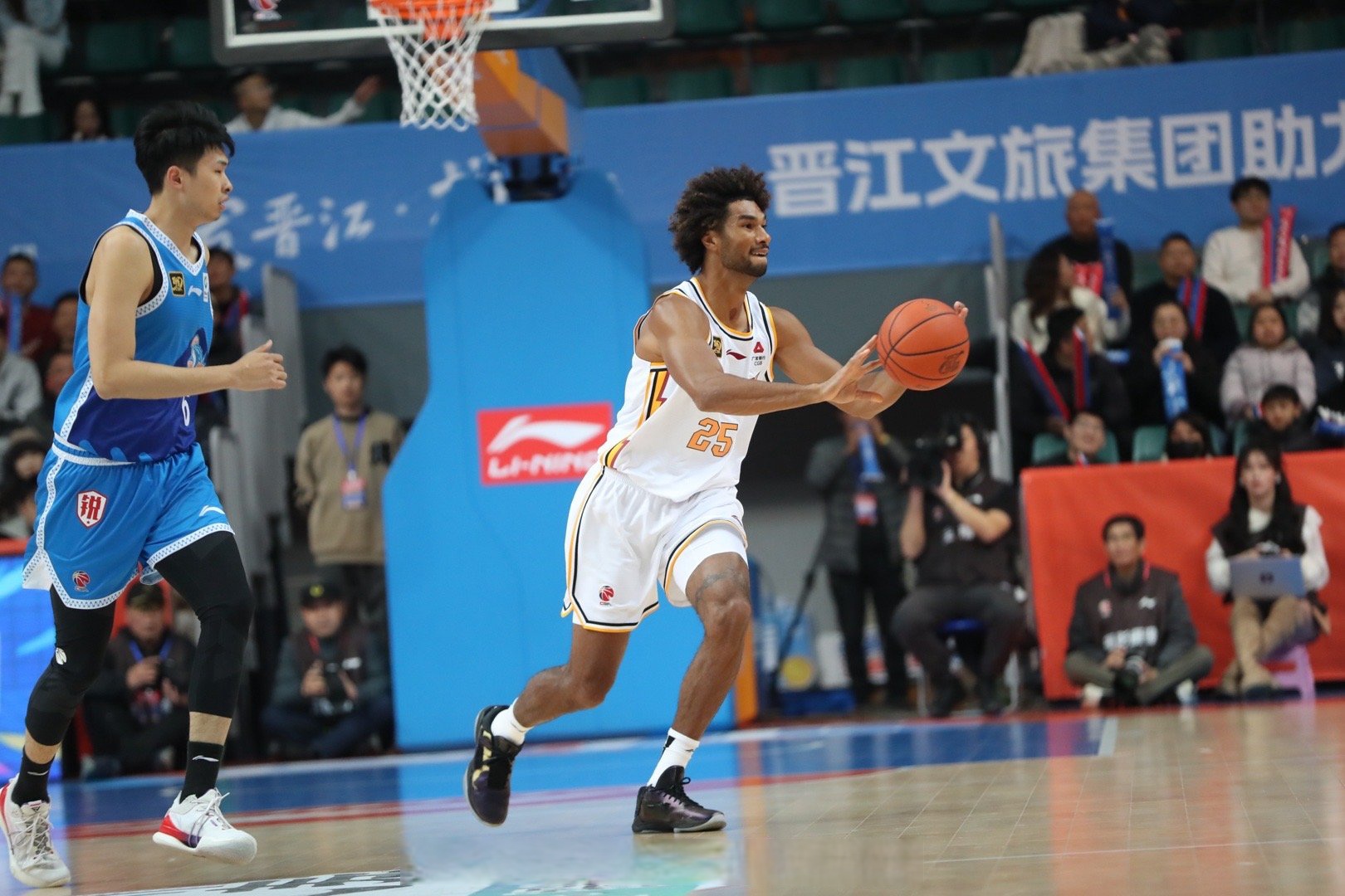福建男篮精益求精，决胜关键一役争夺晋级