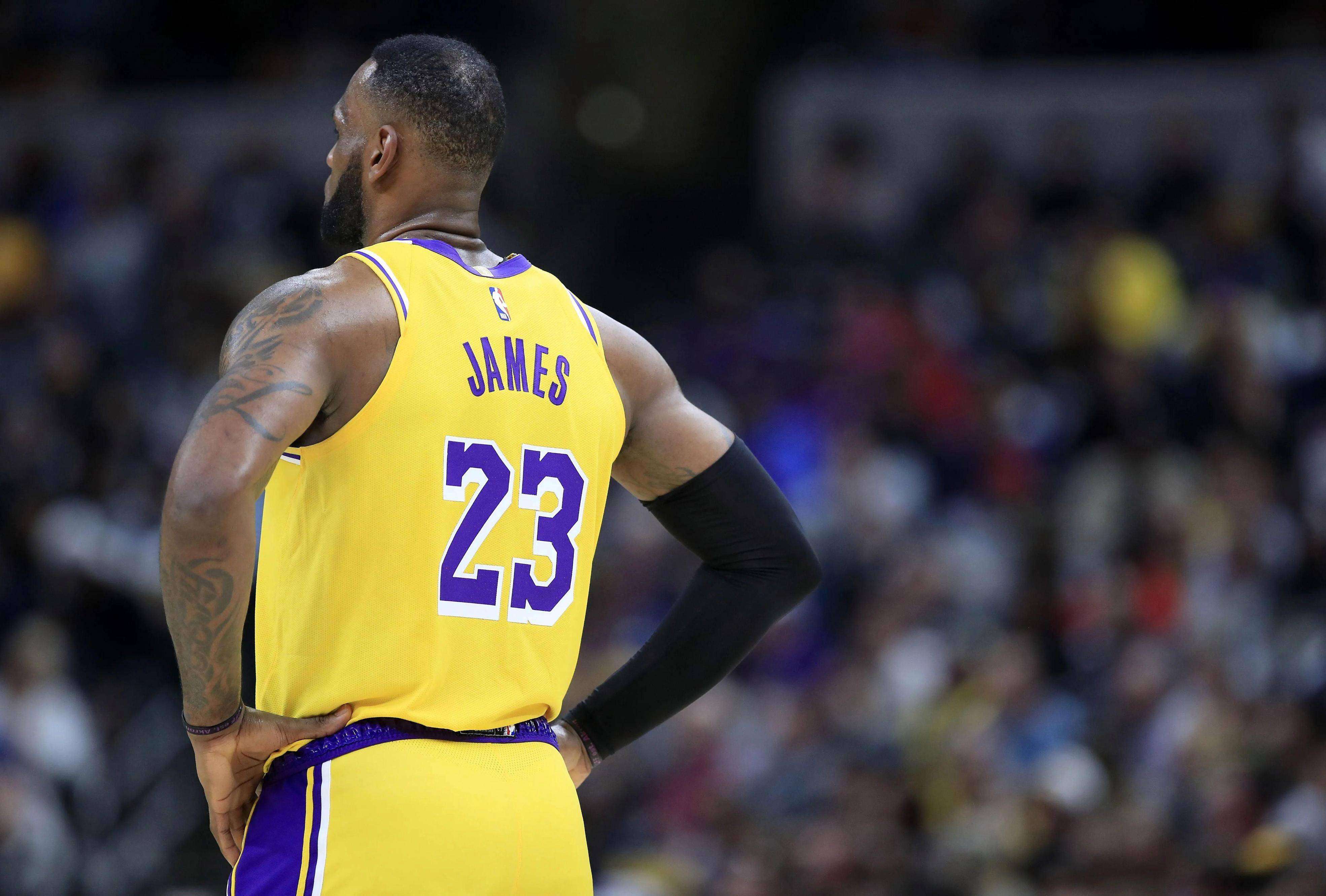 黑白直播在线观看nba-湖人主场大胜，詹姆斯狂轰40分