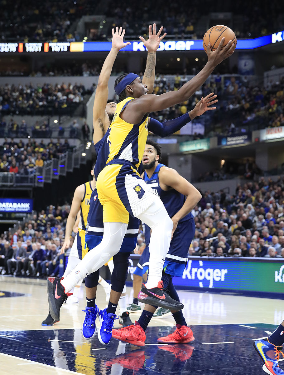 勇士轻松战胜马刺，考辛斯内线压制