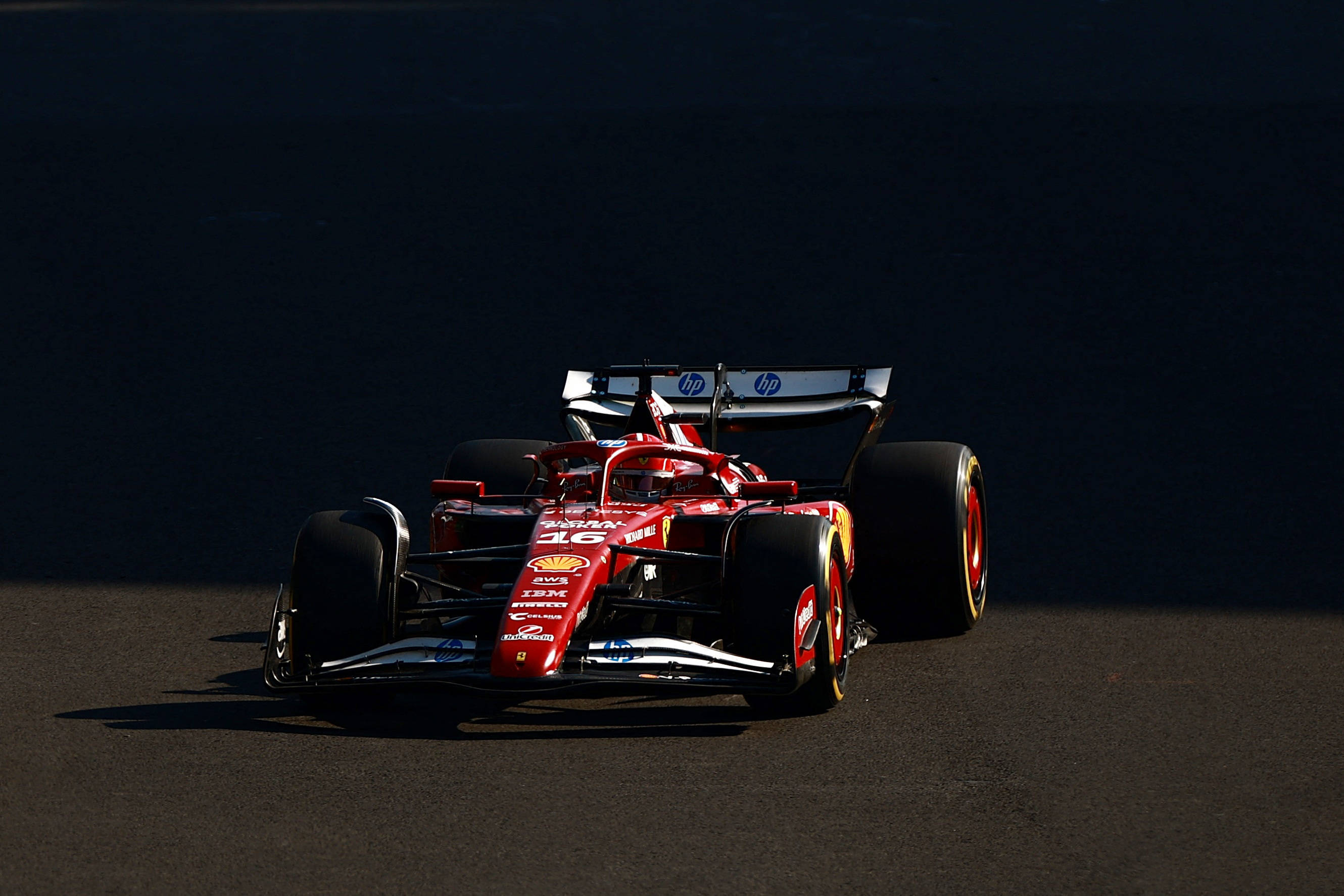 黑白直播在线观看-索伯车队险胜红牛车队，诺里斯点燃赛场