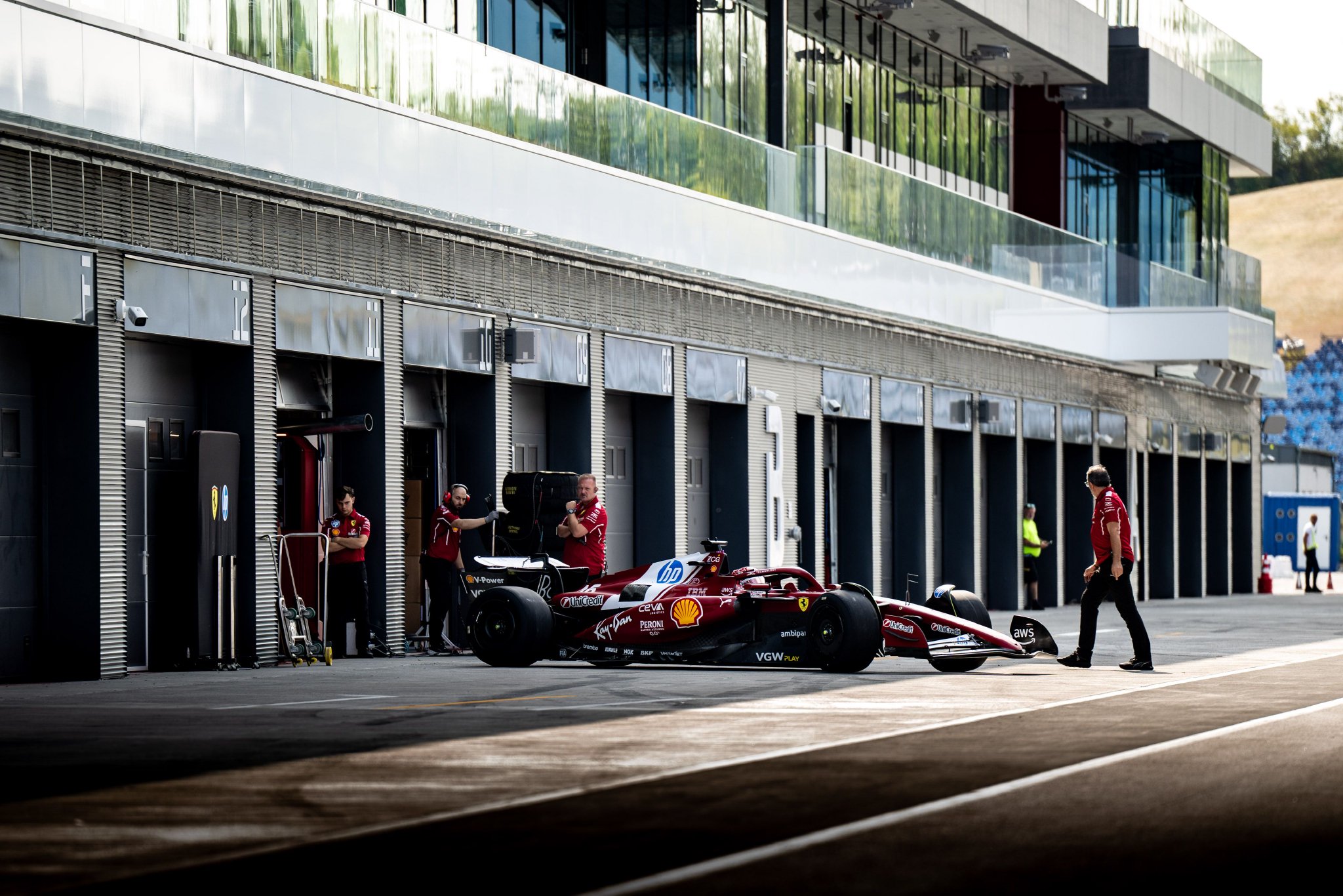 黑白直播在线观看nba-红牛车队鏖战梅赛德斯,勒克莱尔刷新纪录