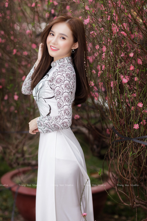 黑白直播在线观看-马克西的终极进化！末节19分掀翻热火，这个夜晚上海滩为他加冕