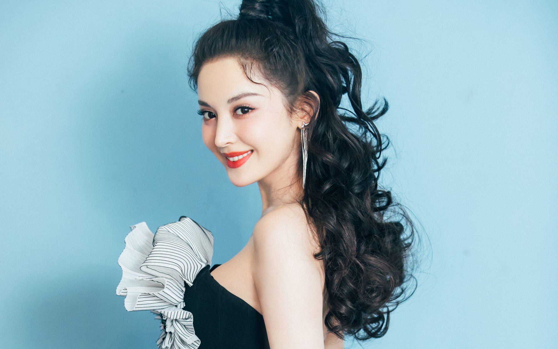 2026世界杯之夜，当蓝色荣光在星空下绽放，迪巴拉一锤定音