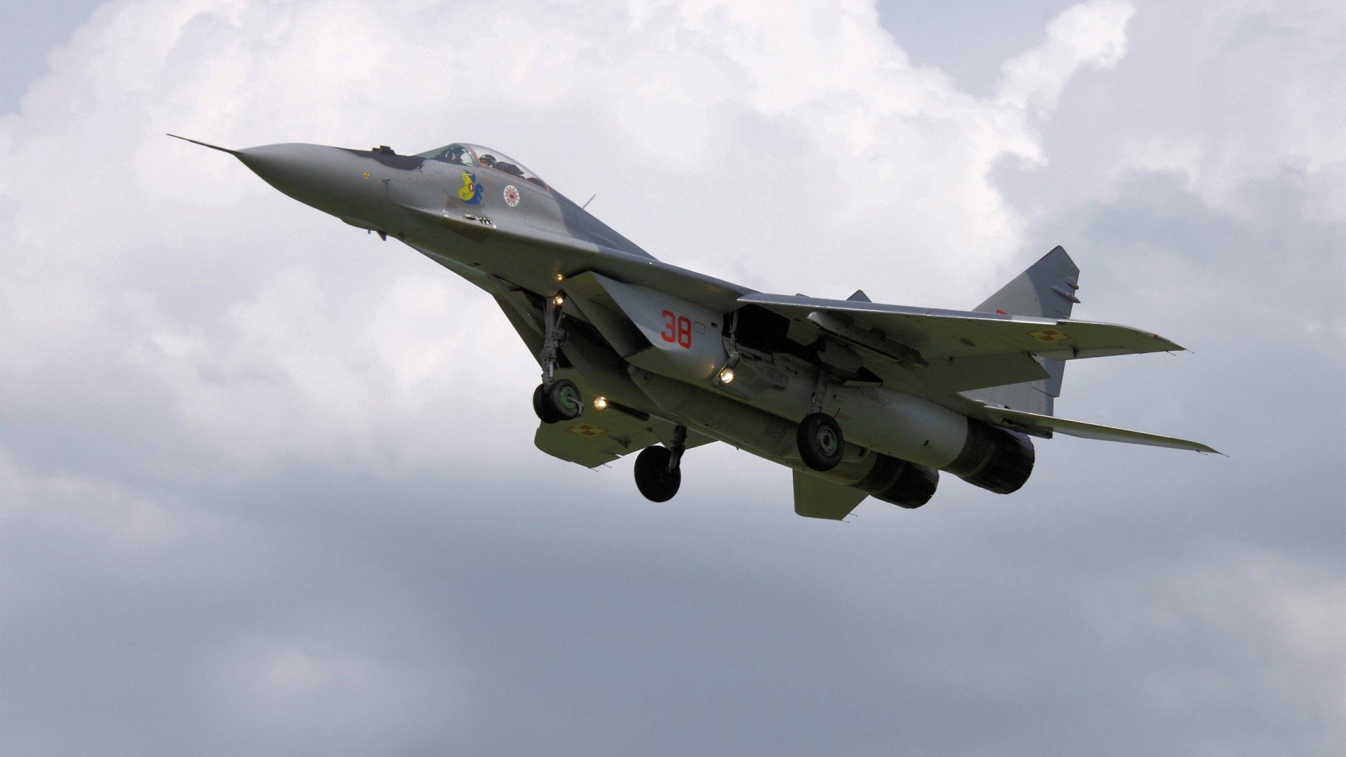 药厂掀翻枪手，国家德比见证新王朝，这个足球周末，战术、历史与王朝更迭交响