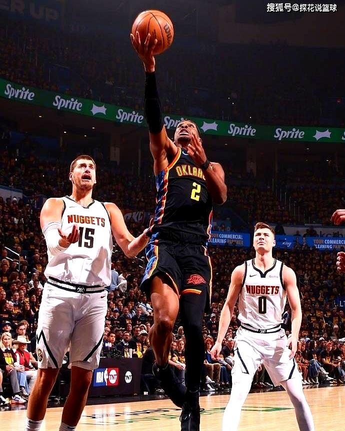 黑白直播体育-约基奇展现巨星价值，雄鹿全面压制灰熊