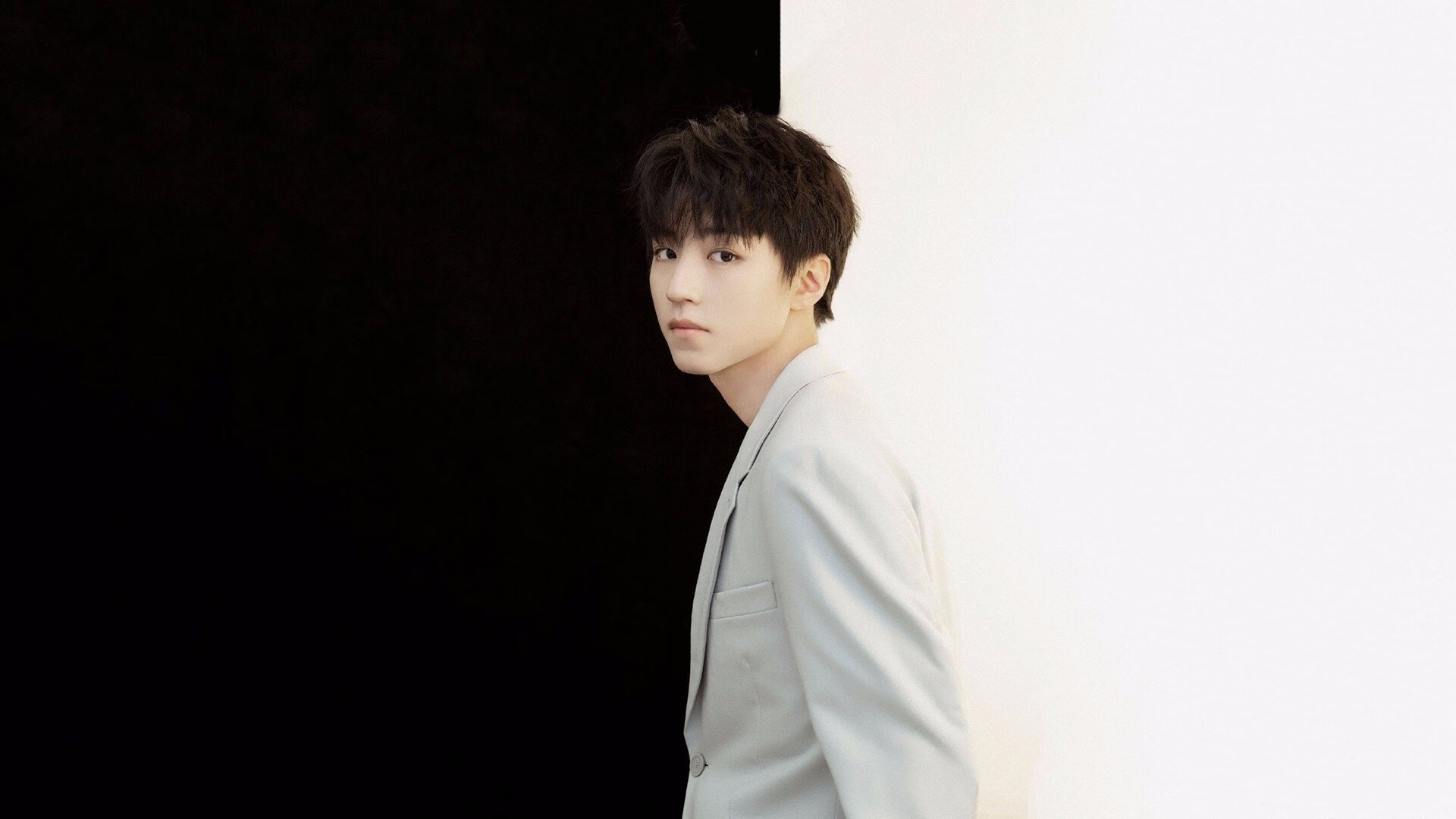 黑白直播体育-魔咒破灭夜，班凯罗41分魔术掀翻绿军，勇士群狼战术撕碎公牛