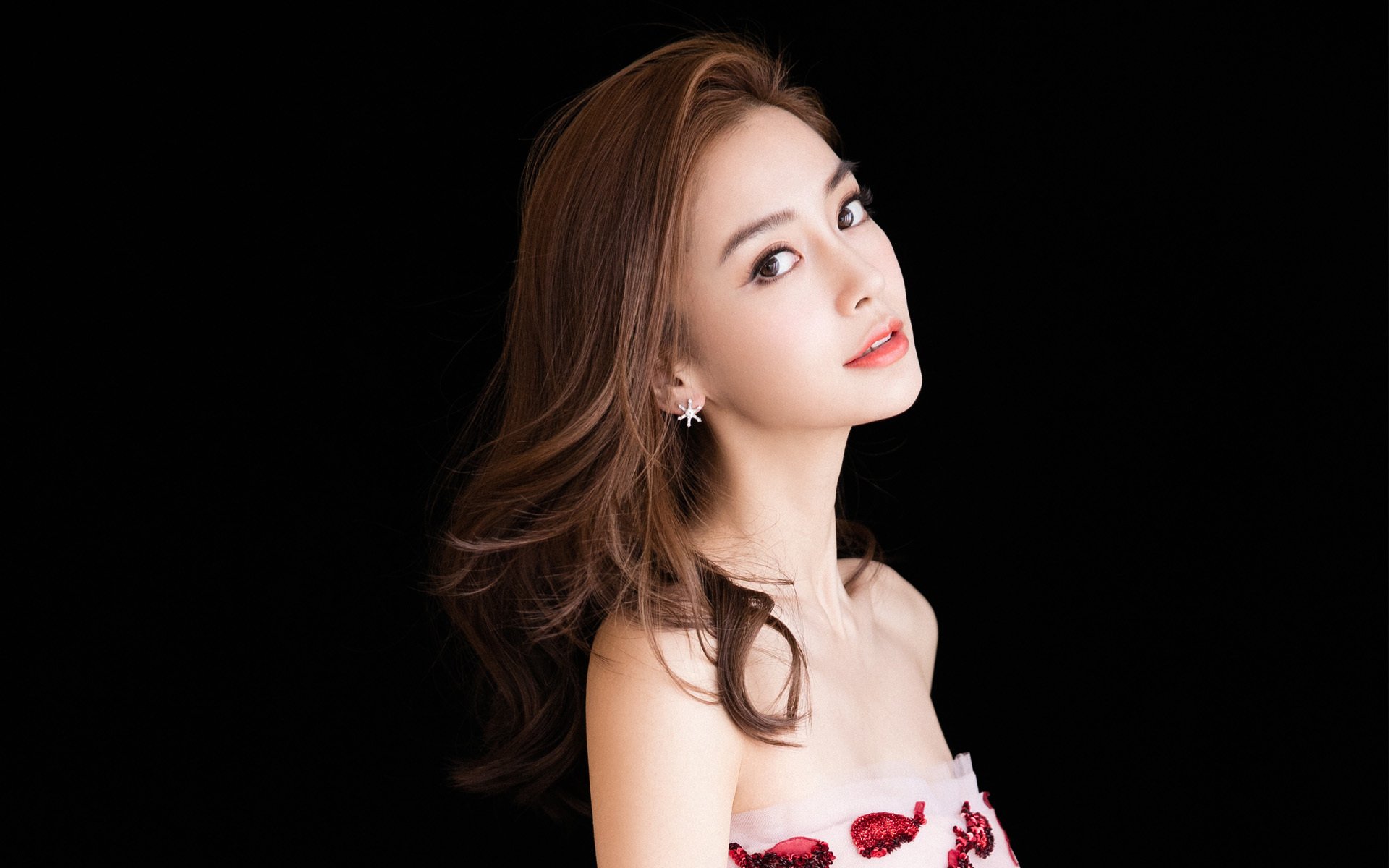 黑白直播在线观看-暗夜飞驰，从弃儿到街道之王