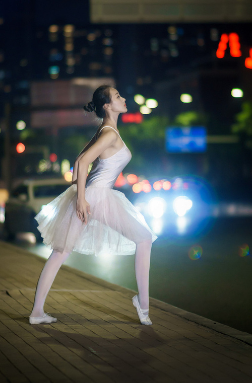 引擎轰鸣与沉默铁闸，F1新赛季揭幕战之夜与德罗赞的防守艺术